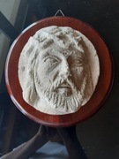 Zabytkowa płaskorzeźba: głowa Chrystusa na desce