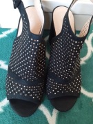 Sandały ażurowe na słupku z dżetami 39