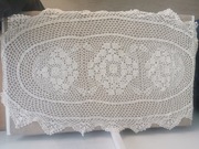 Szydełkowany bieżnik w stylu vintage + 2 białe serwetki owalne gratis