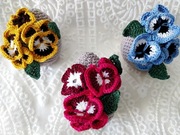 Pisanka z kwiatkami na szydełku Bratki Miękkie Handmade beż 1 szt