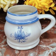 Pękaty kufel z niebieskimi kwiatami - 0,6 L - Strehla