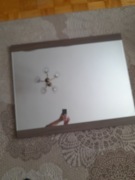 Lustro wiszące w brązowej ramię 