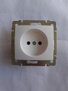 Gniazdo pojedyncze 2P Białe Legrand Valena - leżak  bez opakowania