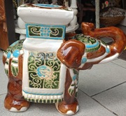 Kwietnik-chiński , duży słoń z porcelany szkliwionej.