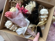 Box w pudełku Bukiecik ze świecy zapachowy Dzień Babci i Dziadka z figurką