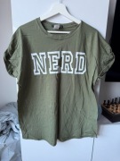 Atmosphere Zielona / Khaki koszulka T-shirt z napisem NERD rozmiar L