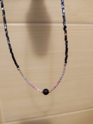 Naszyjnik choker z kamieniem i koralikami.