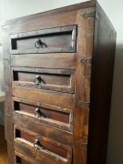 Komoda w stylu kolonialnym