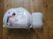 Fasolka i poduszka ma rękę do karmienia