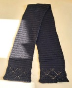 Długi czarny szalik z ażurowym wykończeniem avant garde