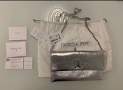 Patrizia Pepe skórzana srebrna kopertówka