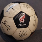 Piłka z podpisami polskiej reprezentacji