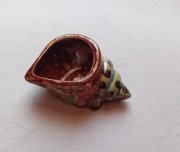 Ceramiczny szkliwiony pojemnik / przybornik w formie muszli. 
