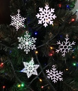 Zestaw 6 śnieżynek 9 cm ozdoby choinkowe białe lub złote