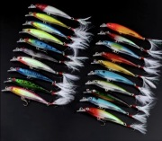 Zestaw 20 kolorowych woblerów z piórkami przyciągających wzrok ryby