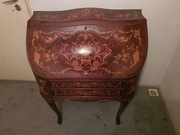 Ładny stylowy sekretarzyk