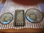 Półmisek i 3  okrągłe talerze. Szkło ozdobne.  PRL