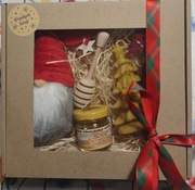 Zestaw upominkowy, kosz świąteczny, rękodzieło, świece, wosk pszczeli