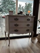 Komoda drewniana na ludwikowskich nóżkach z ozdobnymi uchwytami