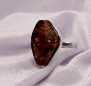 Srebrny pierścionek z bursztynem