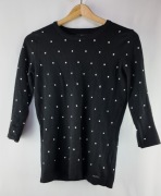 MOHITO Basic czarny sweter w białe kropeczki delikatny, klasyczny