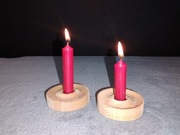 Dwa drewniane, okrągłe świeczniki