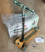 GLOBBER Primo hulajnoga trójkołowa, drewniana, świecące kółka, miętowa