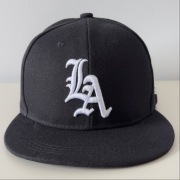 Czapka z haftem LA – ponadczasowa klasyka w miejskim stylu