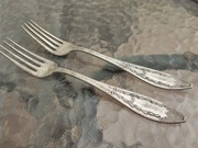 2 zabytkowe widelce z inicjałami piekny wzór