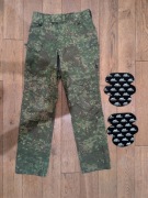 Spodnie taktyczne Helikon-Tex + ochraniacze na kolana PenCott GreenZone)