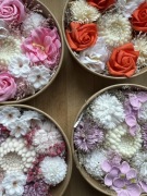 Zestaw prezentowy mydlane kwiaty świeca sojowa chryzantema