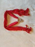 Piękny szal z wisiorkiem 