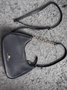 Skórzana torebka bagietka średniej wielkości na łańcuchu witchen