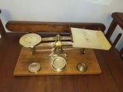 Stara waga z odważnikami.