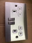 Podwójne gniazdko z wyłącznikami 