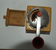 Stary drewniany młynek do przypraw pieprzu PRL