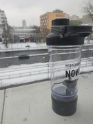 Shaker Sportowy z pojemniczkiem na kapsułki