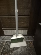 Zestaw leniuch do zamiatania miotła, szufelka