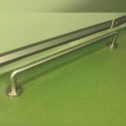 Odbojnica ze stali nierdzewnej długość 1240mm.