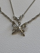 naszyjnik piekny srebrny z motylem
