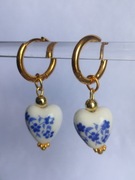 Kolczyki porcelanowe serca z kwiatami niebieski biały złoty 