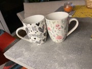 Sprzedaję dwa bardzo ładne kubki na prezent w zestawie dwie sztuki.