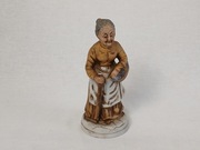 Porcelanowa figurka starsza kobieta z koszem i laską, vintage