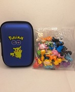 Niebieskie etui na karty pokemon +24 figurki 