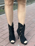 Zamszowe buty na obcasie Włochy