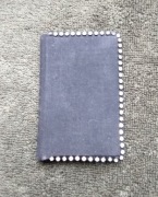 Przedwojenny skorowidz w oprawie z tkaniny ze sztucznymi kamyczkami