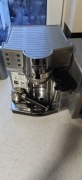 Ekspres ciśnieniowy DeLonghi EC850M