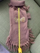 Sweterek jasny brąz z frędzlami i cekinową kokardą