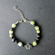 Bransoletka z kamieni naturalnych z centralnym motywem