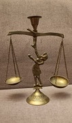 Waga, świecznik mosiężny Temida 